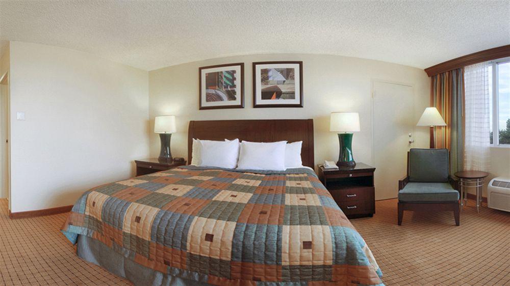 Doubletree By Hilton Denver Central Park Экстерьер фото