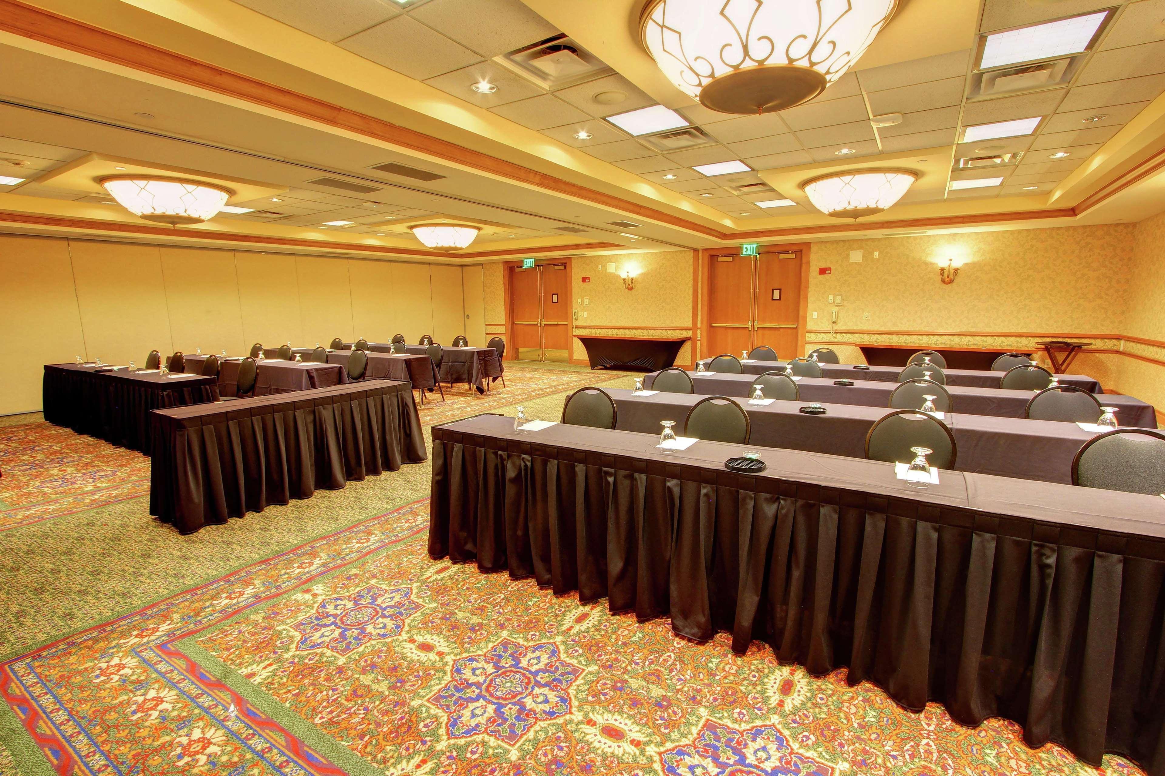 Doubletree By Hilton Denver Central Park Экстерьер фото