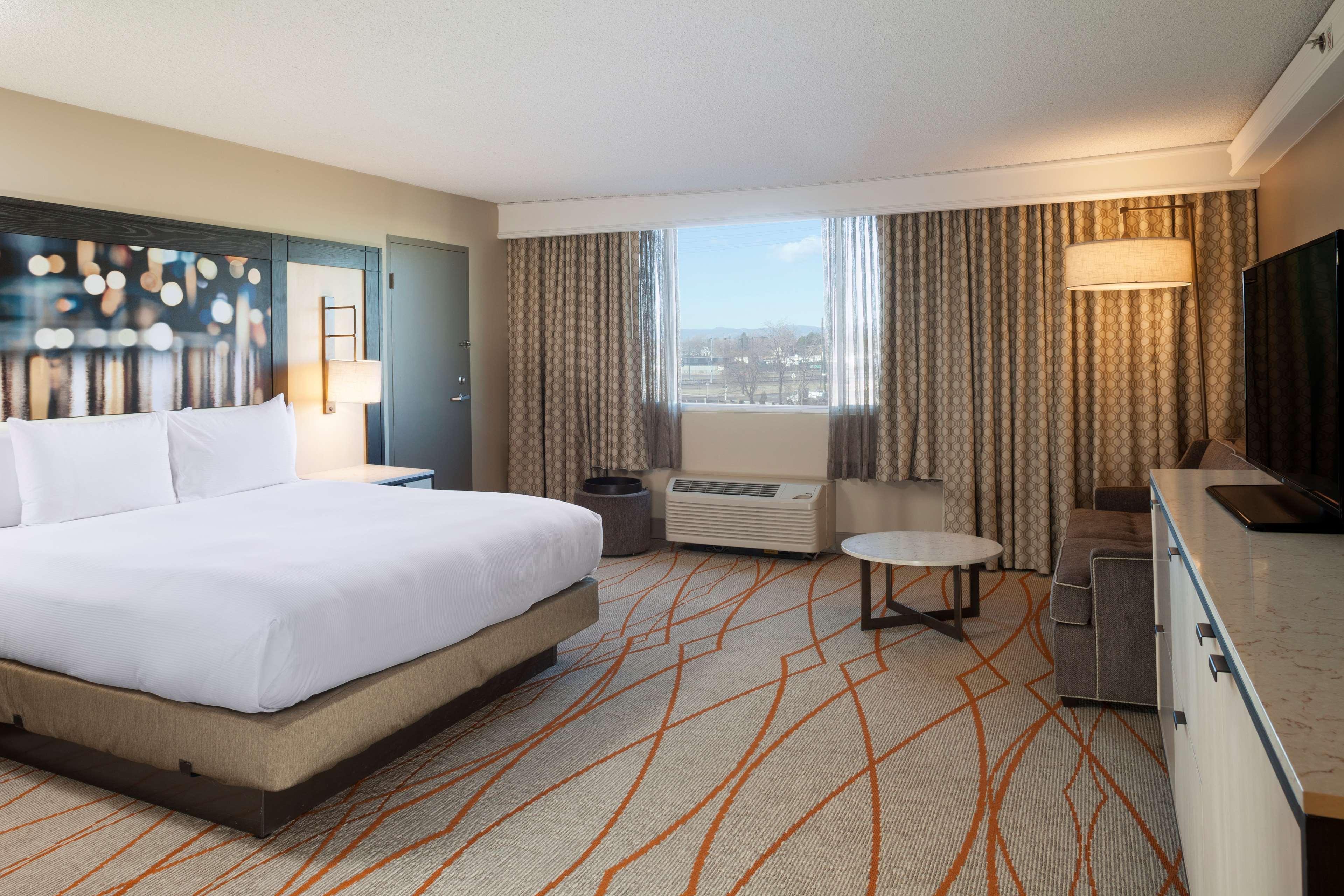 Doubletree By Hilton Denver Central Park Экстерьер фото