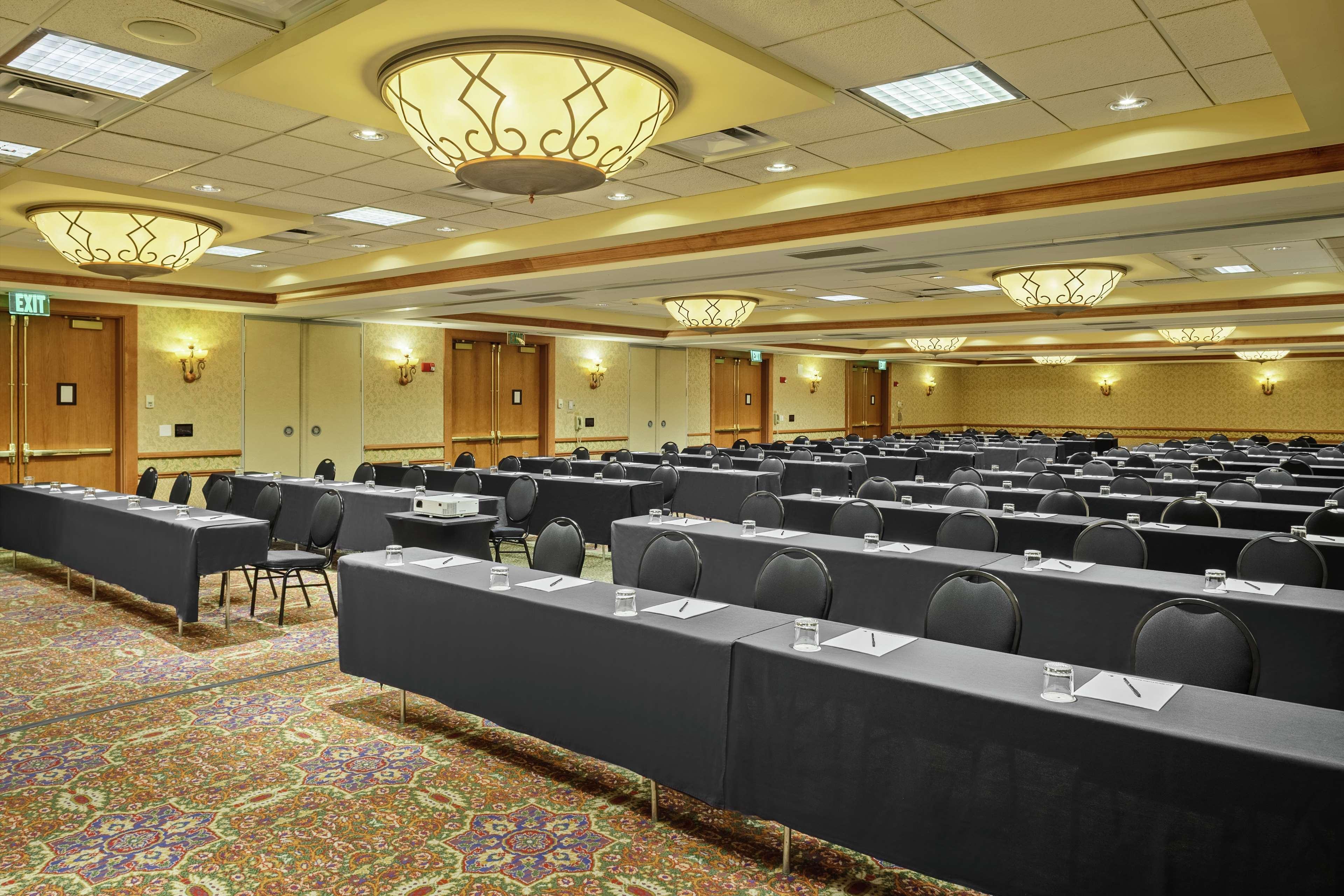 Doubletree By Hilton Denver Central Park Экстерьер фото