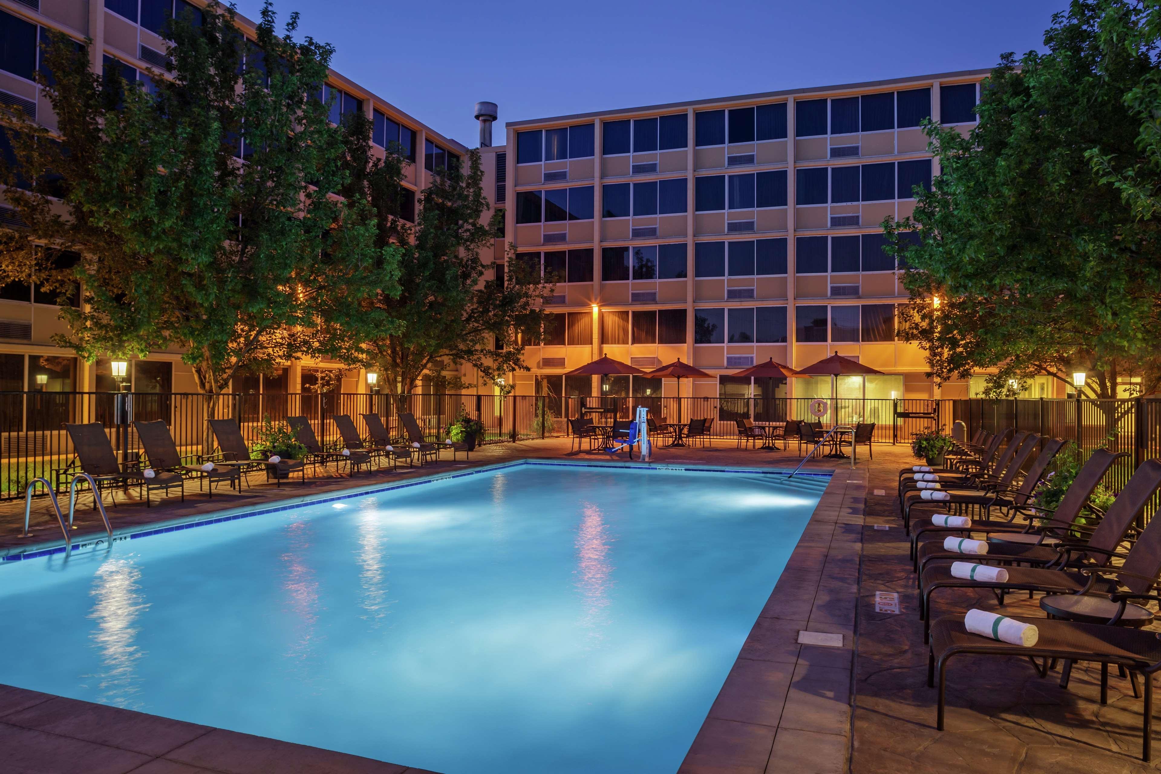 Doubletree By Hilton Denver Central Park Экстерьер фото