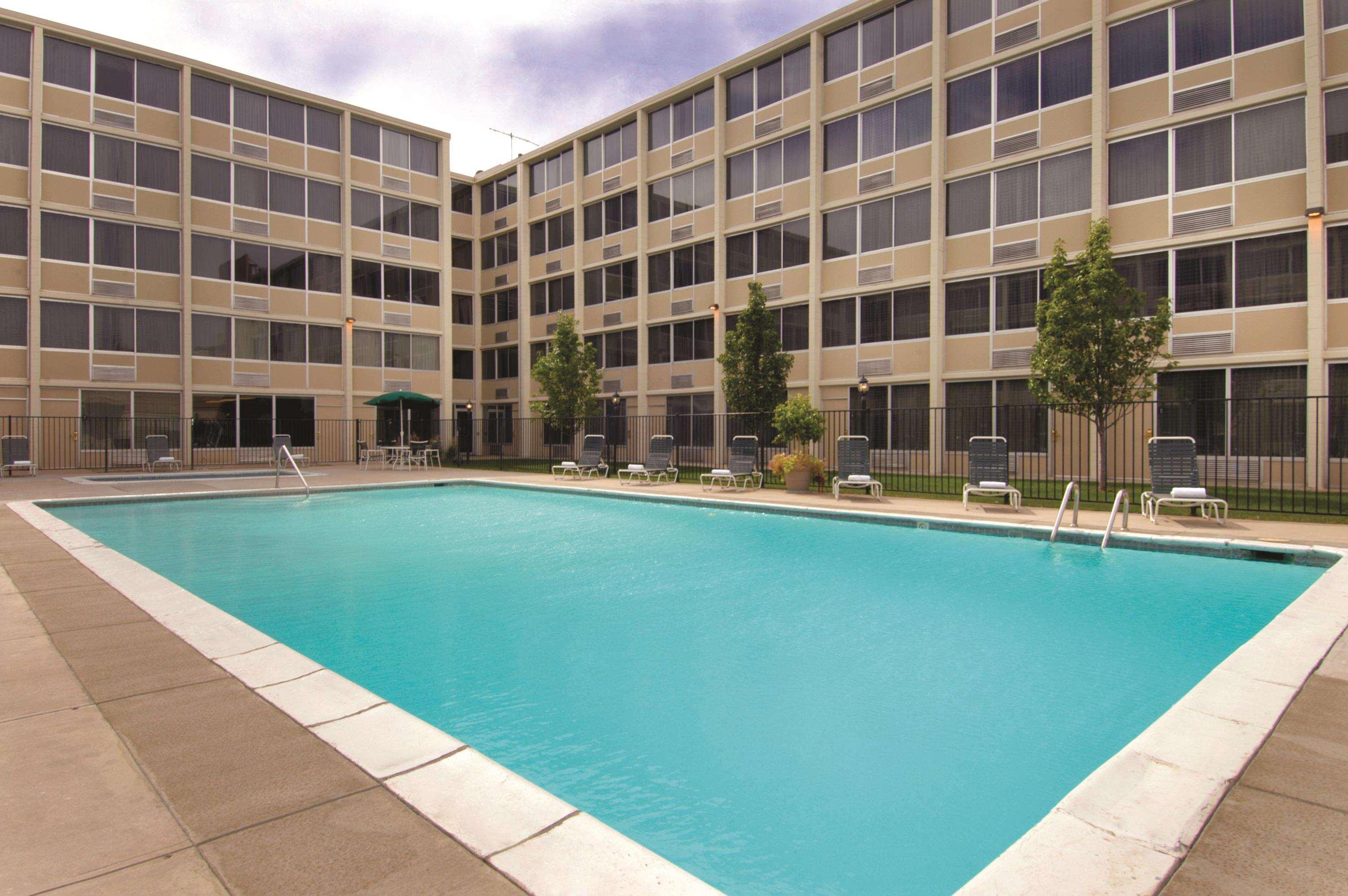 Doubletree By Hilton Denver Central Park Экстерьер фото