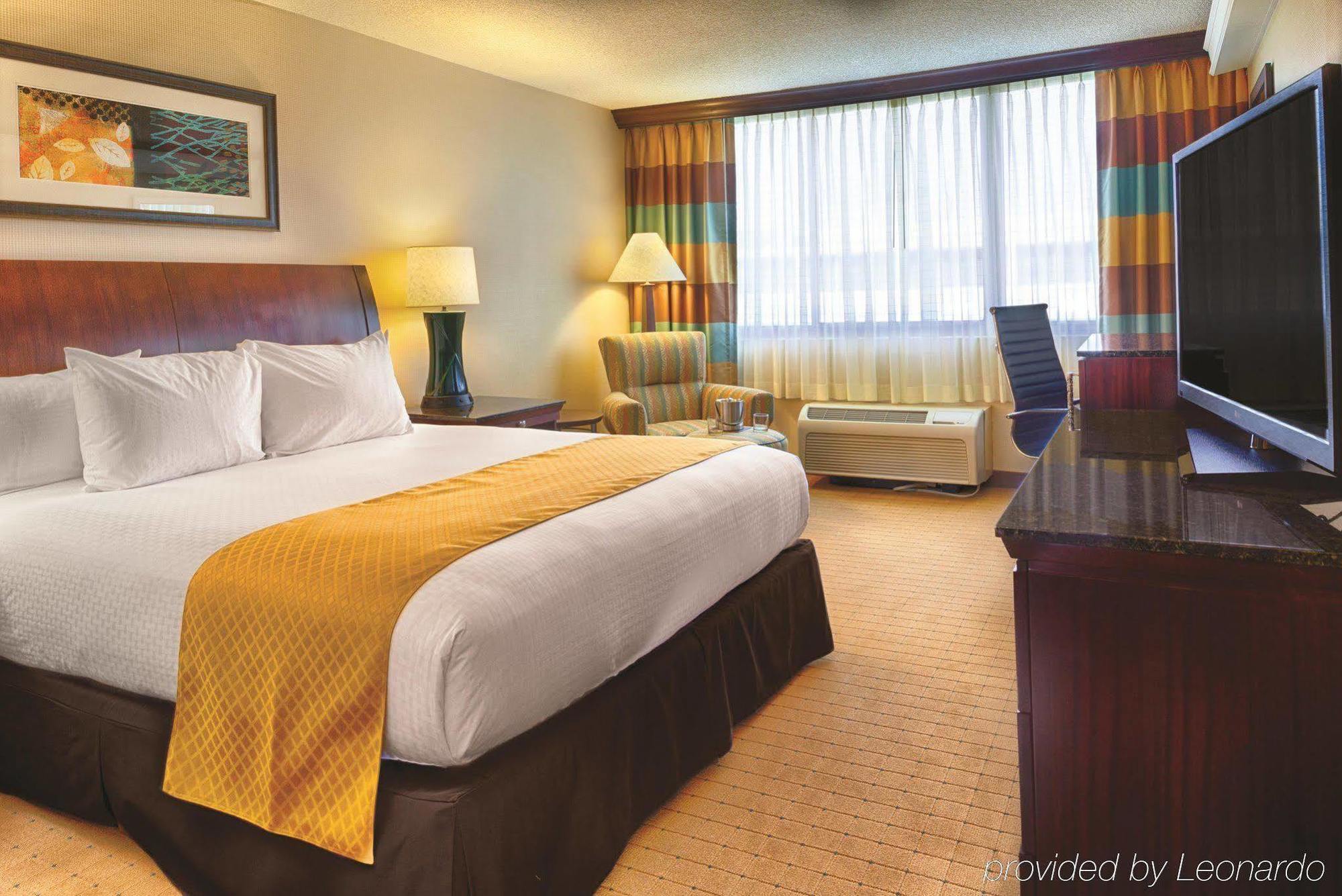 Doubletree By Hilton Denver Central Park Экстерьер фото